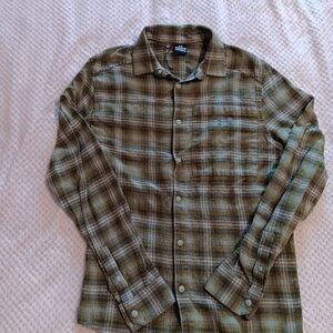 Under Armour Gorpcore Flannel Shirt Womens M‎ Long Sleeve Plaid Button Up
